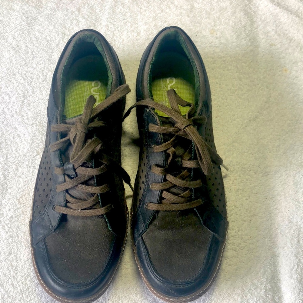 Men’s Cushe Sneakers.